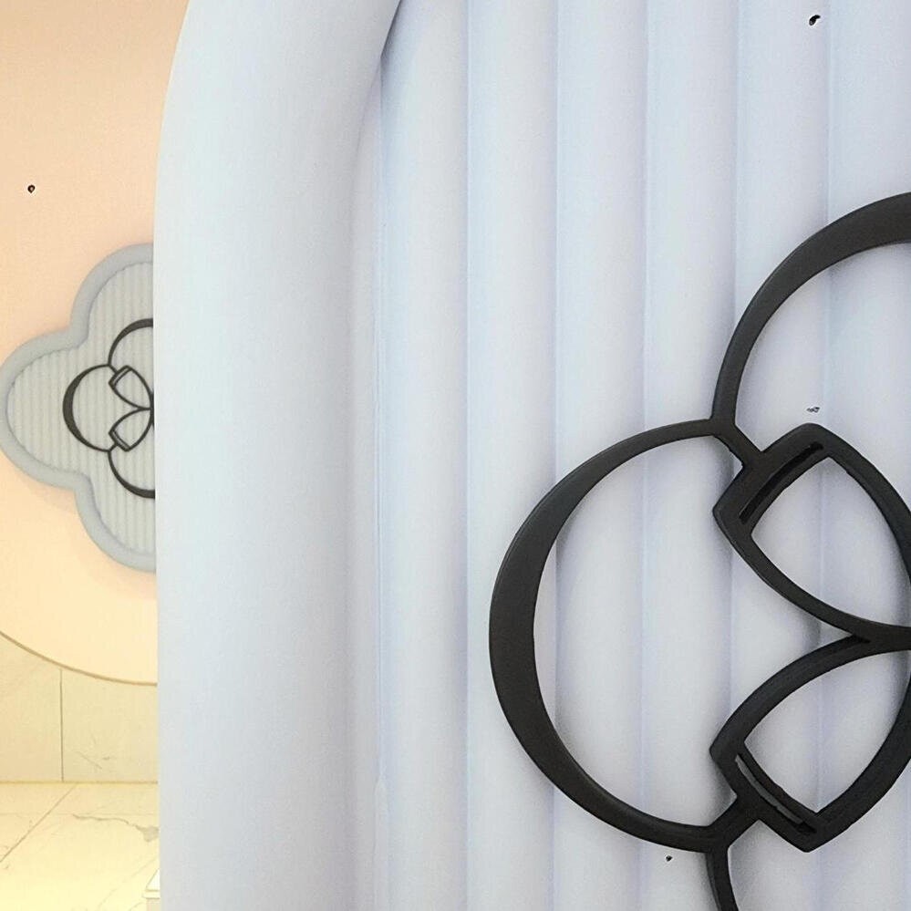Chi tiết logo, MDF sơn mài đen trên nền tấm vân sọc